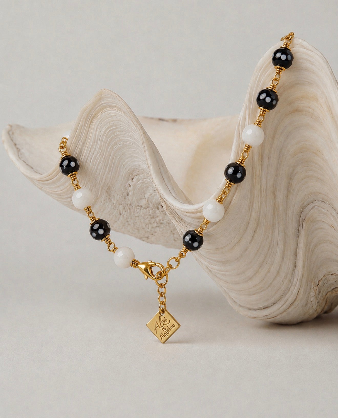 Nha Pretinha Bracelet – Cabo Verde-Inspired Black & White Beaded Bracelet
